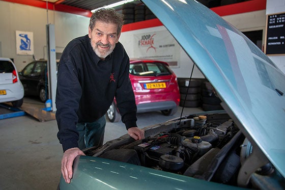 Patiëntverhaal Joop-slokdarmkanker in garage bij auto