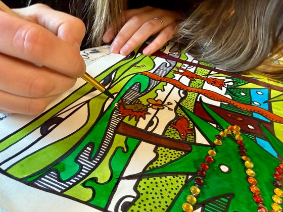 Kleurplaten inkleuren kan onderdeel zijn van beeldende therapie. 