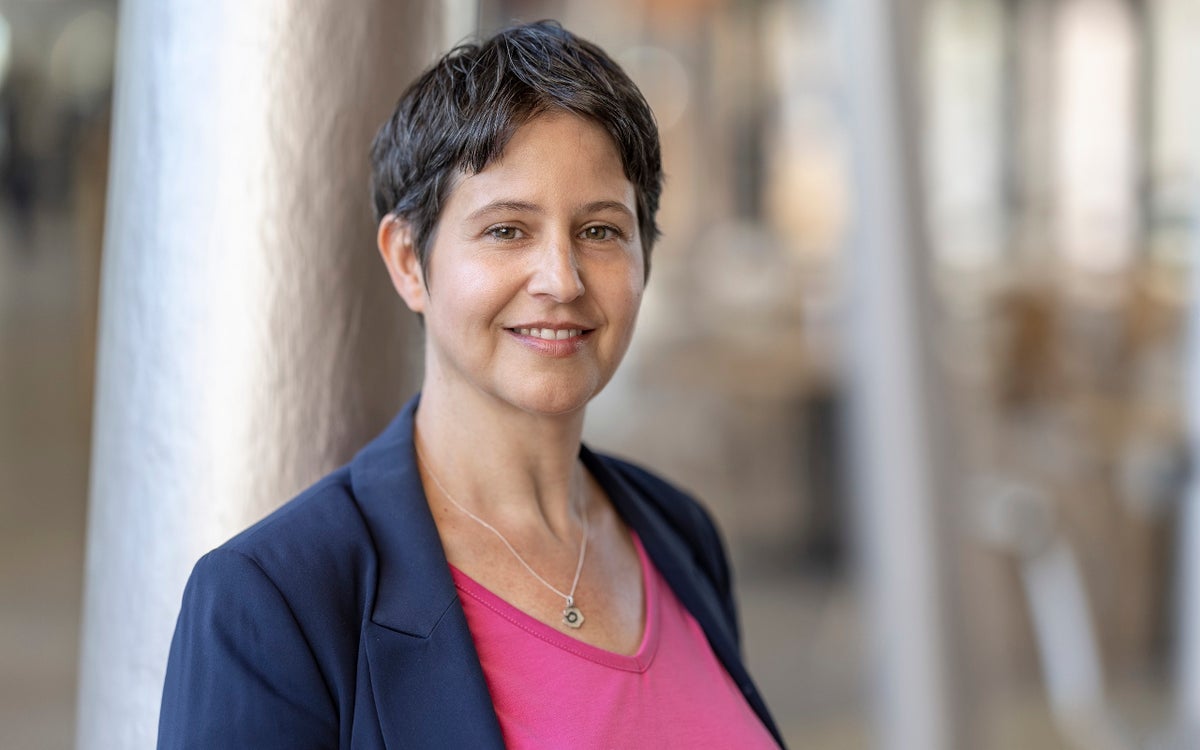 Portretfoto van professor Femke van Wijk, die dit jaar de NWO Athena Award heeft gewonnen.
