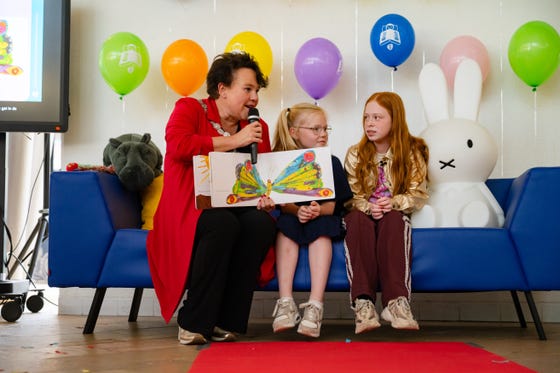 Sharon Dijksma, burgemeester van Utrecht, leest een boek voor aan kinderen in het WKZ. 