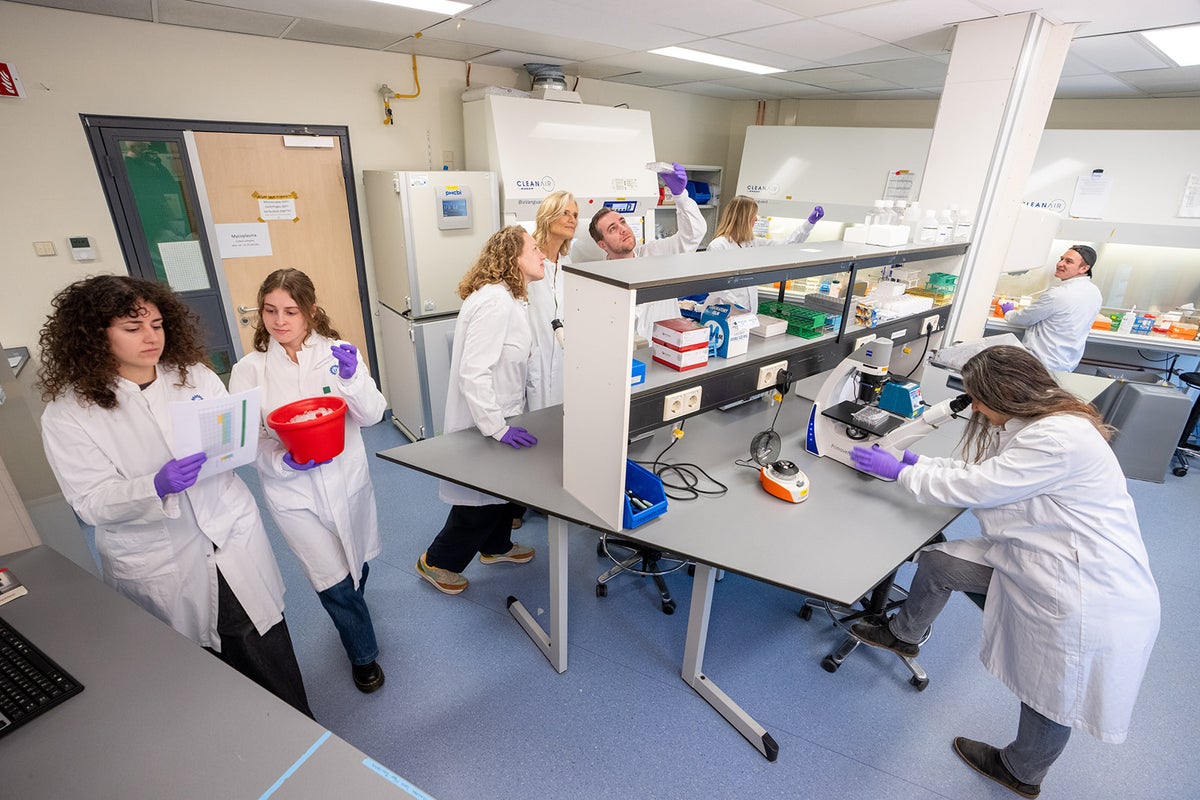 Een groep mensen in laboratoriumjassen