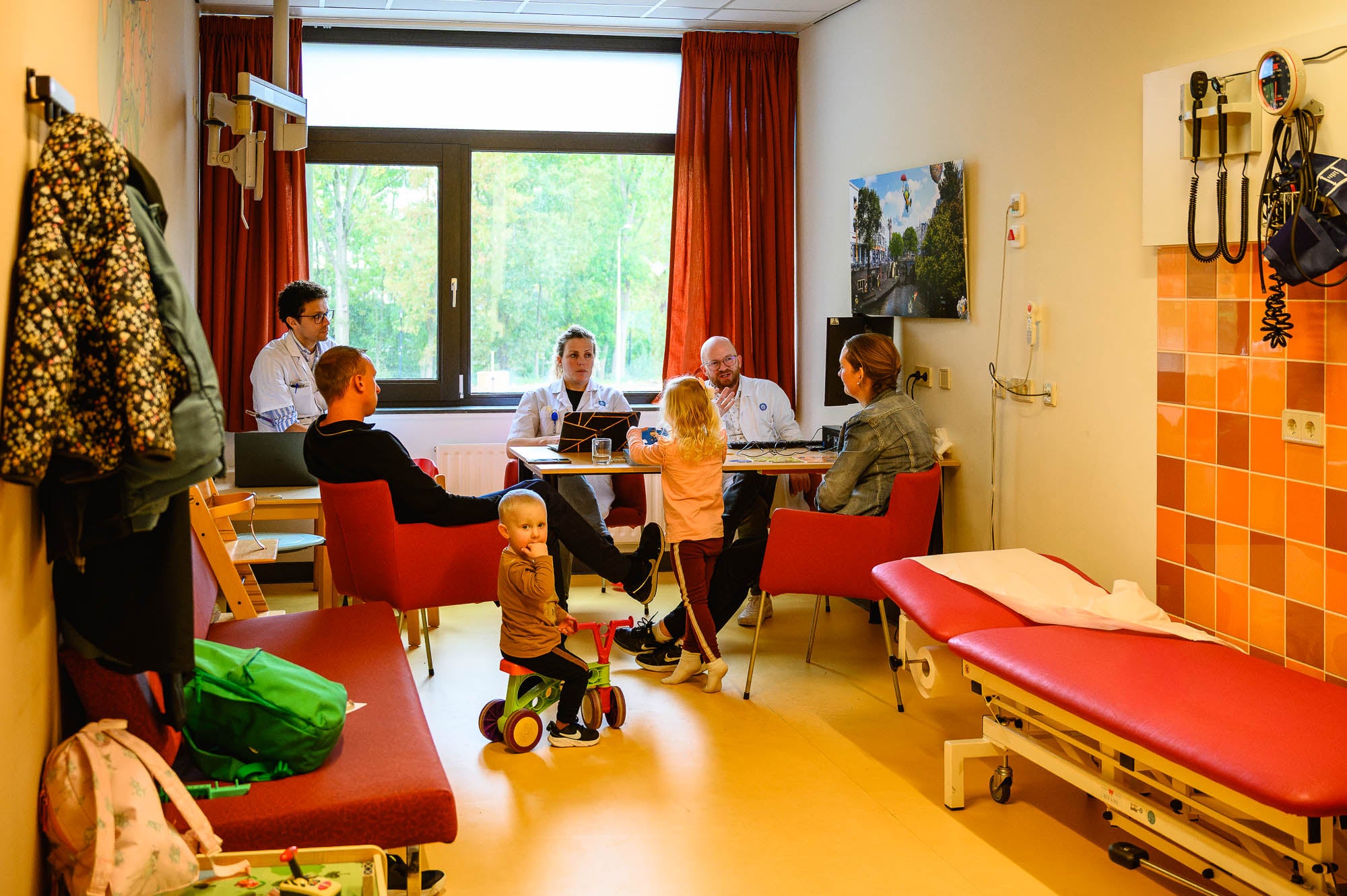 Beeld van een diagnosedag. Onze specialisten komen allemaal bij het gezin langs in hun eigen kamer.