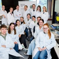 Een groep studenten in laboratoriumjassen