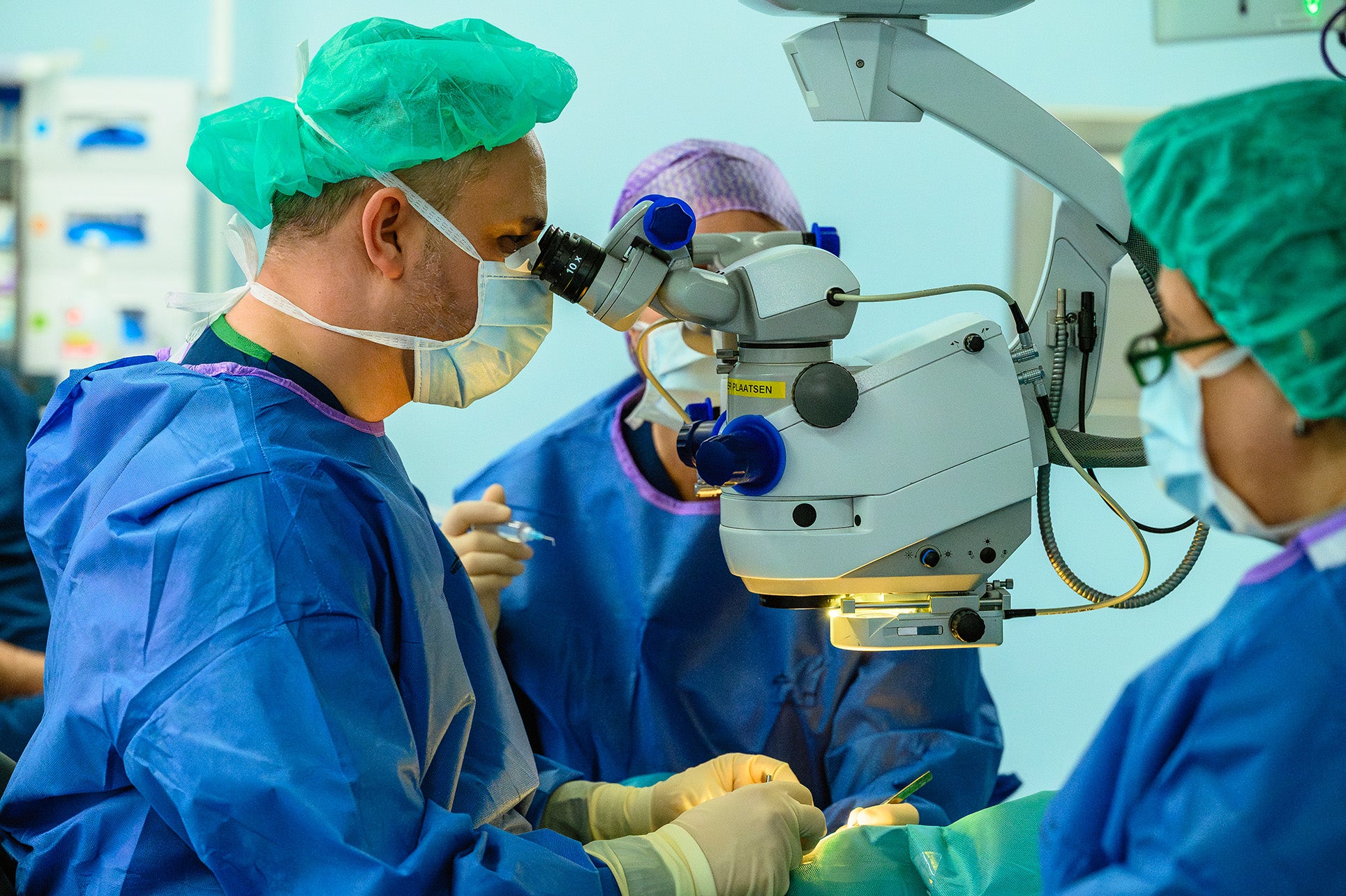 Mor Dickman en team in operatiekleding tijdens de operatie