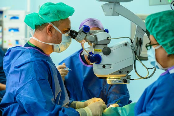 Mor Dickman en team in operatiekleding tijdens de operatie