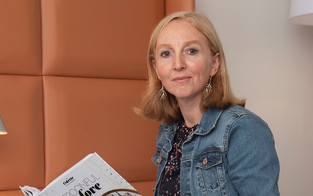 Vrouw met boek in de hand