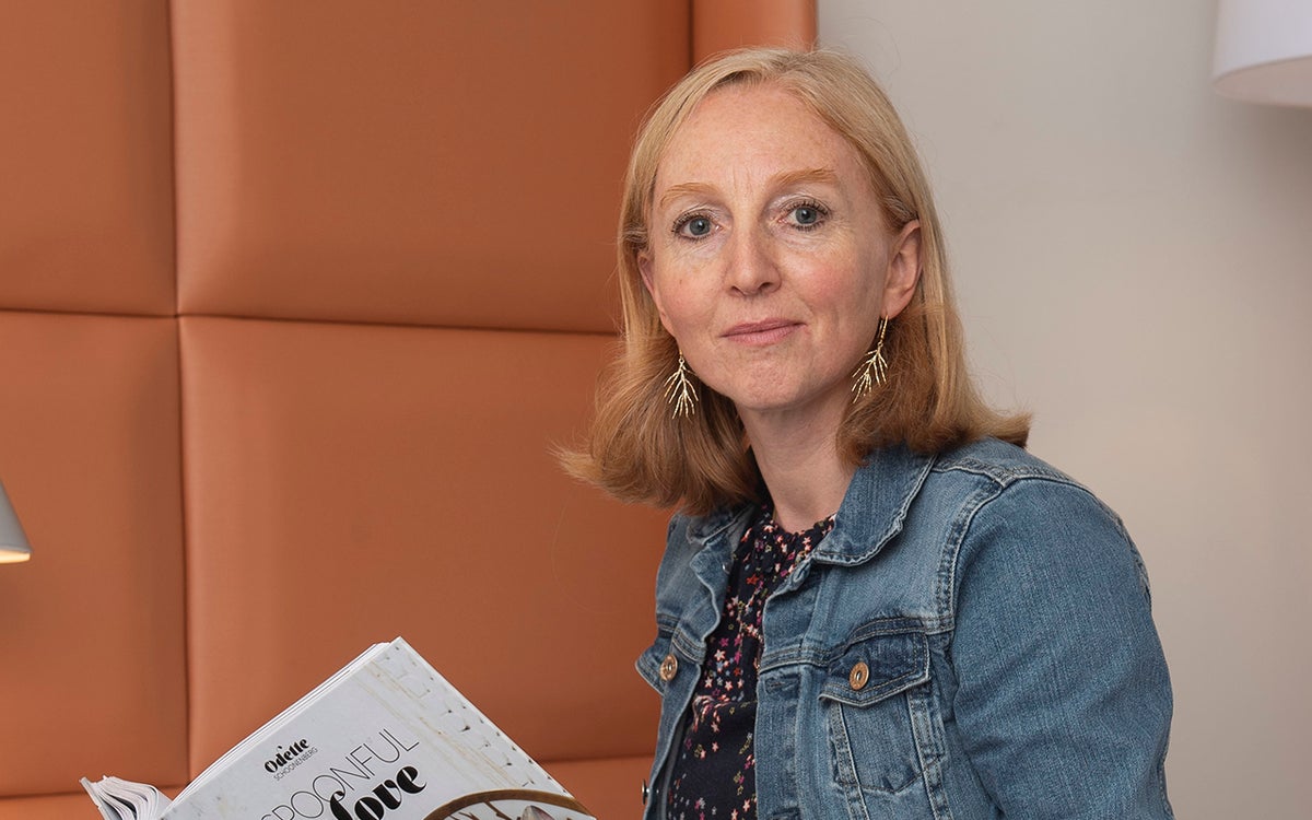 Vrouw met boek in de hand