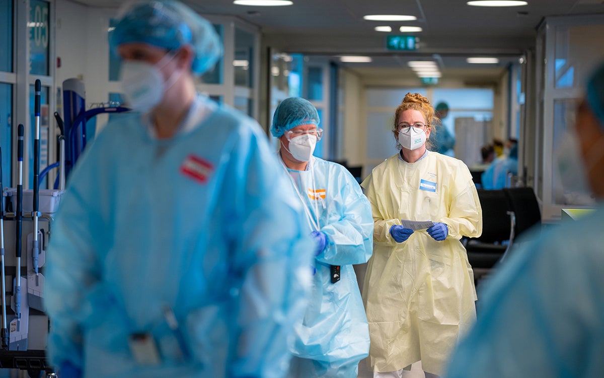 Personeel in in beschermende kleding tijdens de corona-periode 