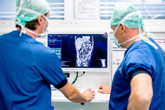 Twee artsen bekijken een scan op een beeldscherm