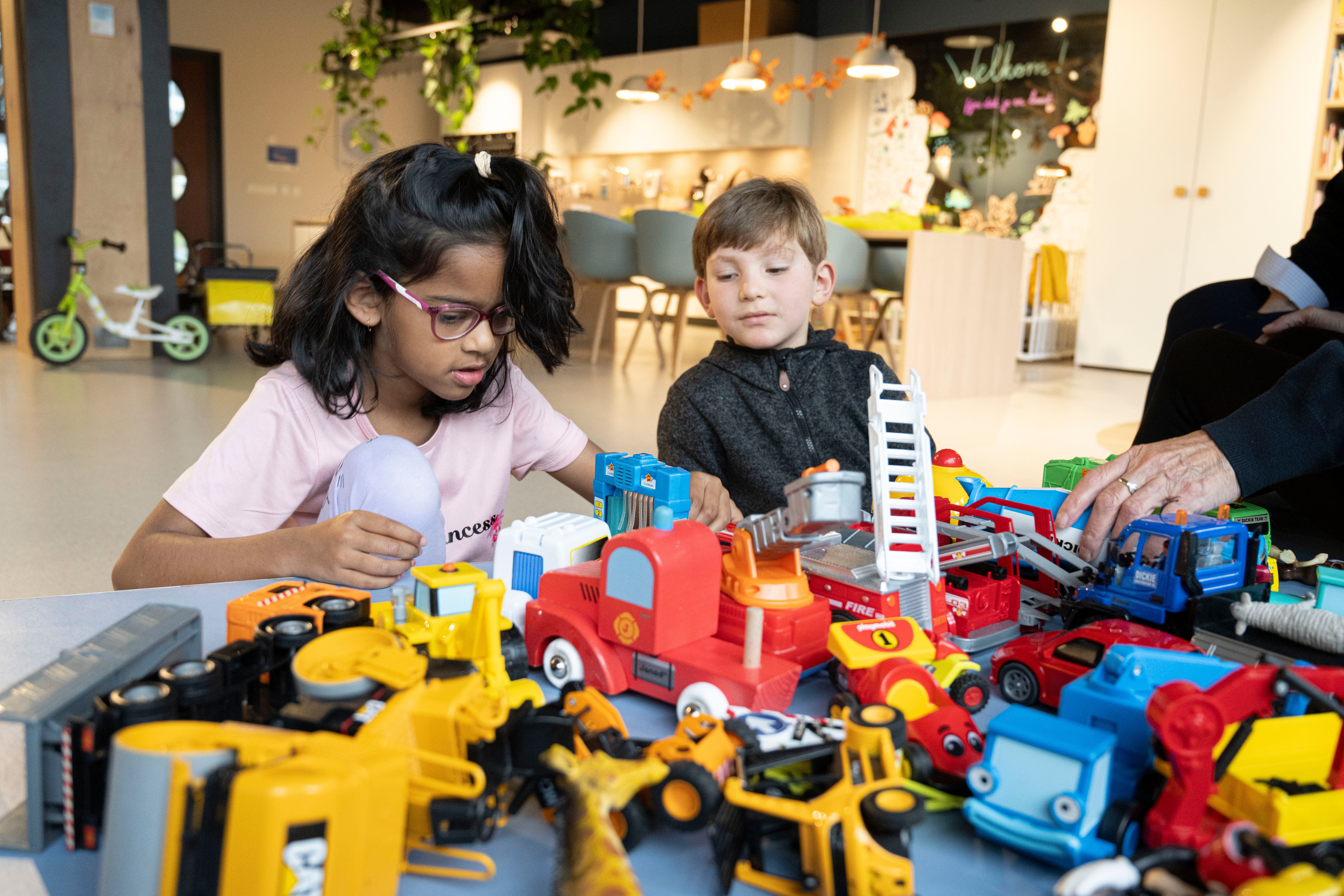 Kinderen aan het spelen in de kinderspeelplaats in het Wilhelmina Kinderziekenhuis
