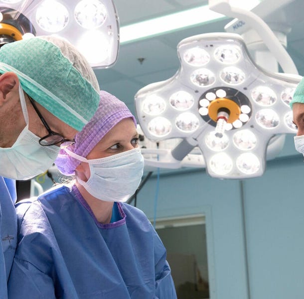 Een groep chirurgen in een operatiekamer