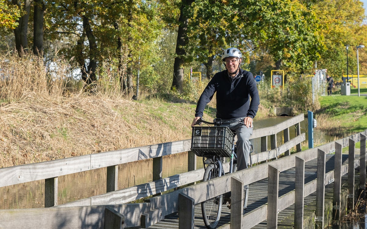 Fietser met fietshelm