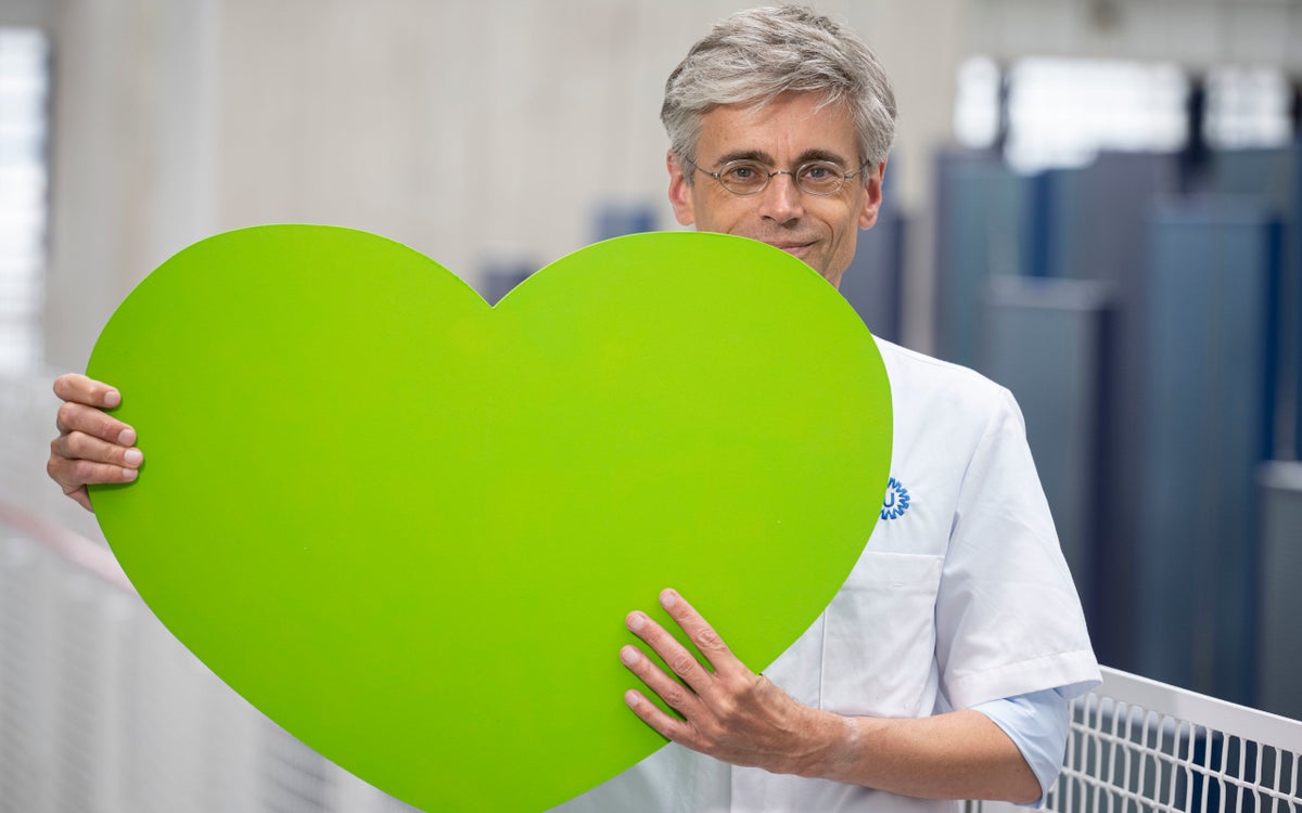 Redmer van Leeuwen, oogarts en netvlieschirurg in het UMC Utrecht, houdt een groot groen hart vast.