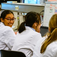 Studenten met een witte jas