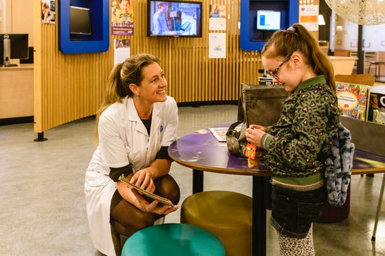 Hanneke van Santen met patient