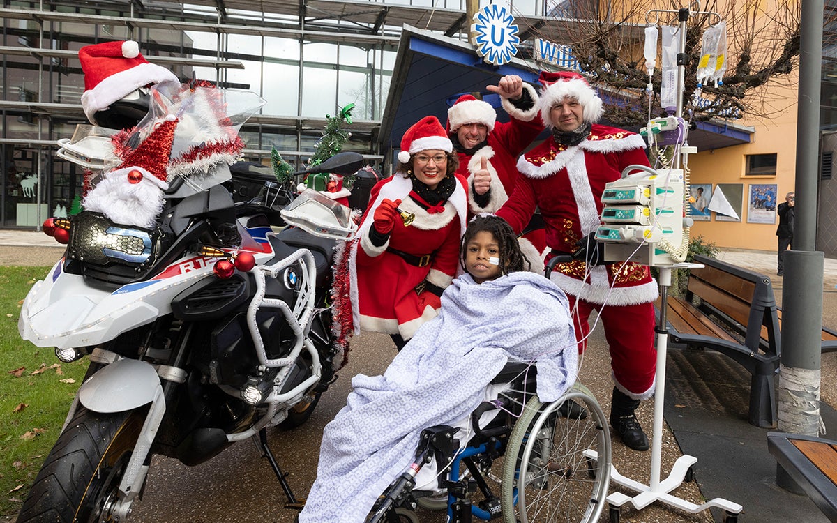 Kerstmannen op motoren delen oliebollen uit bij WKZ