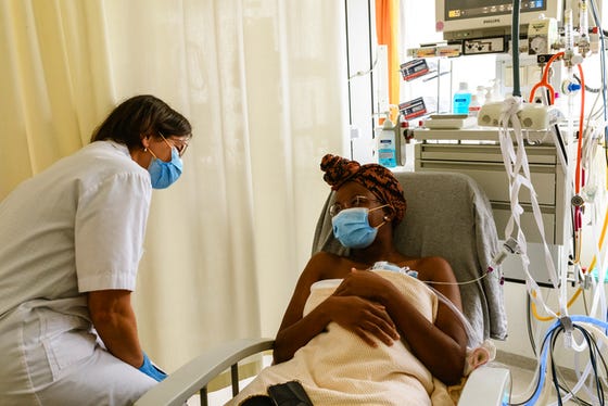 Moeder met baby en zorgverlener in gesprek op afdeling Neonatologie
