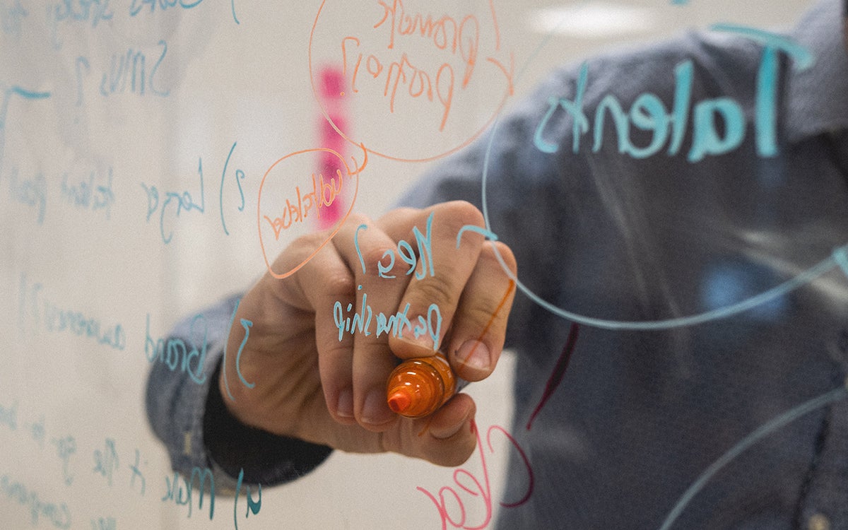Formule schrijven op bord