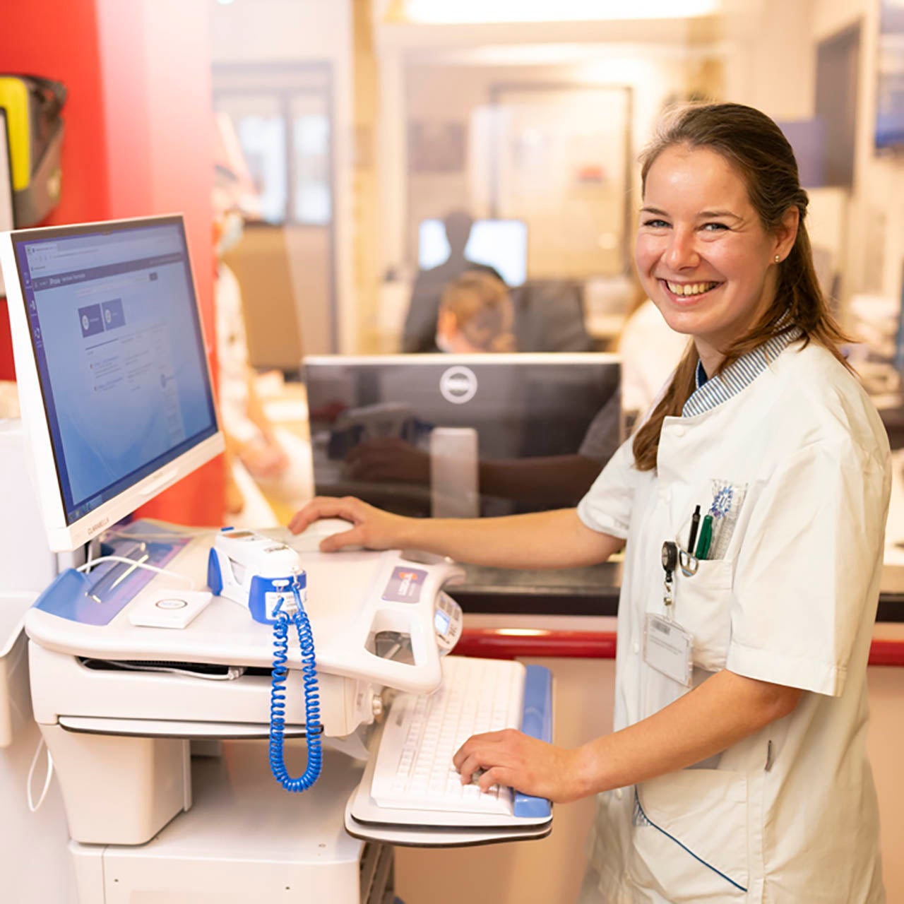 Eline de Kok voor een computer