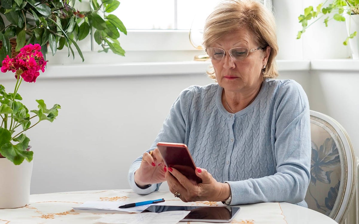 Vrouw online met telefoon