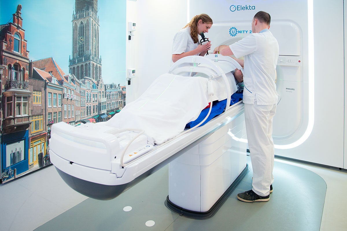 MR-Linac met twee laboranten