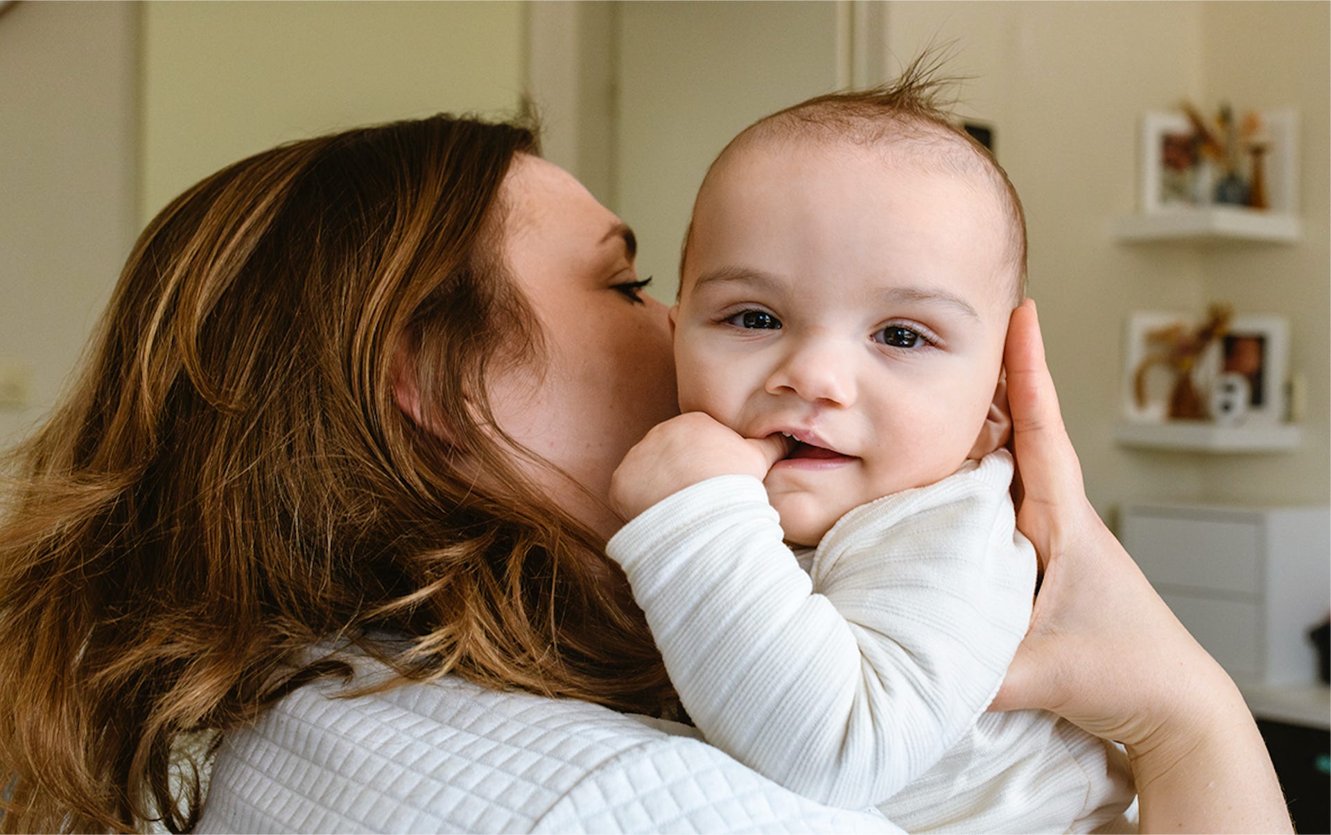 Een vrouw met een baby in haar armen