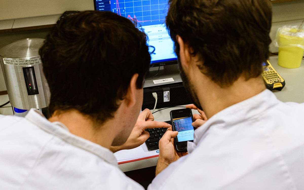 Onderzoekers bekijken data op telefoon
