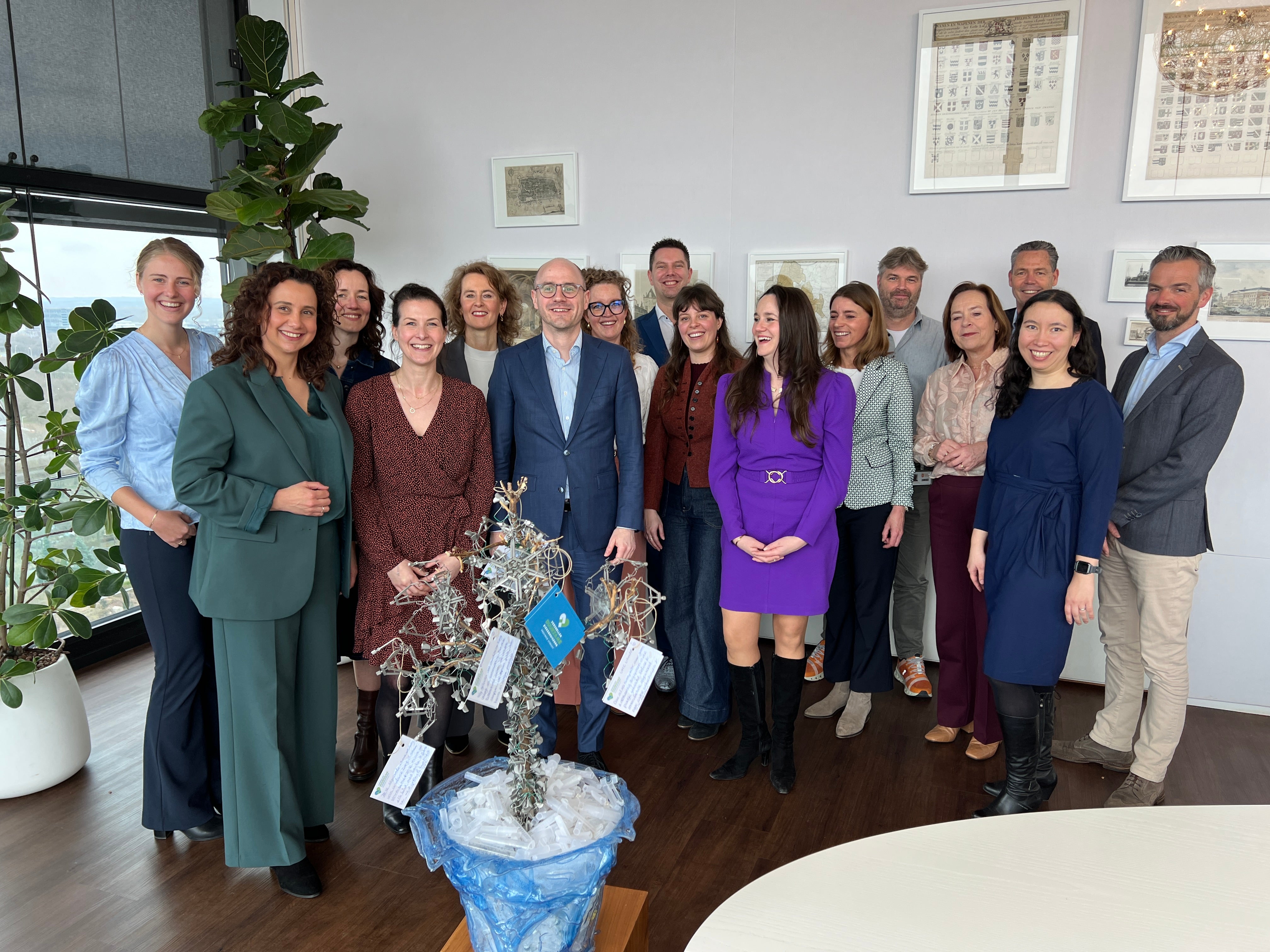 Een groep mensen poseert voor een foto