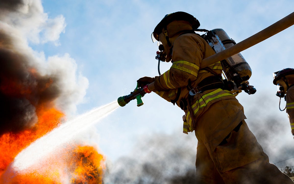 De brandweer blust