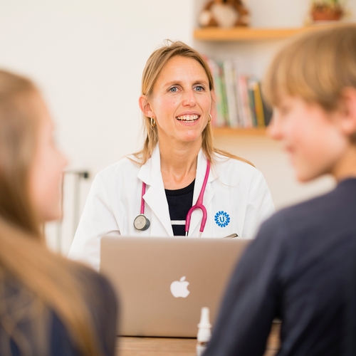 Foto van Sabine Fuchs in gesprek met patiënten