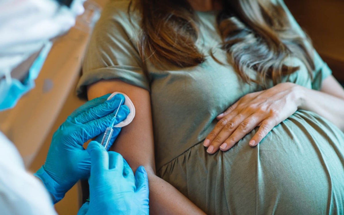 Zwangere krijgt vaccinatie