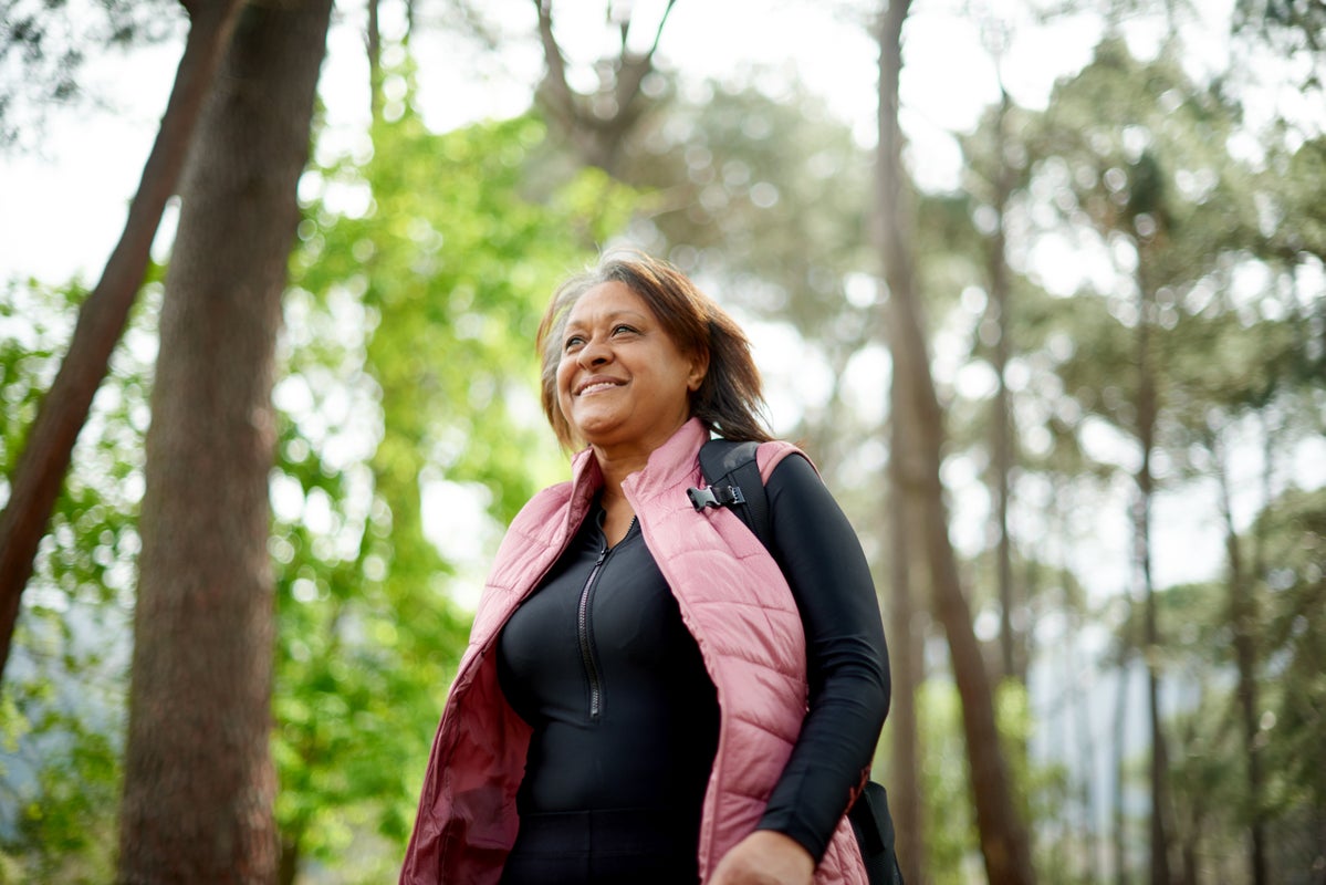 Een mevrouw die wandelt in het bos