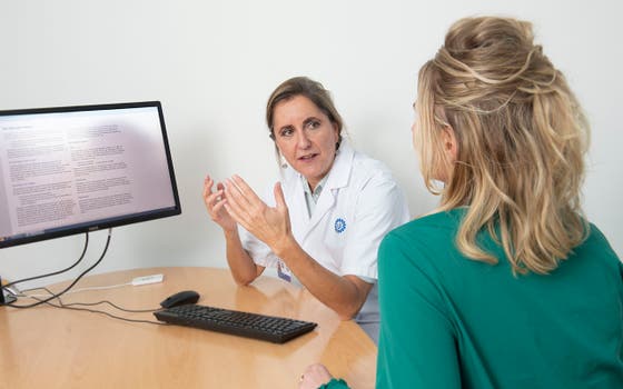 Arts Margreet Ausems in gesprek met een patiënt