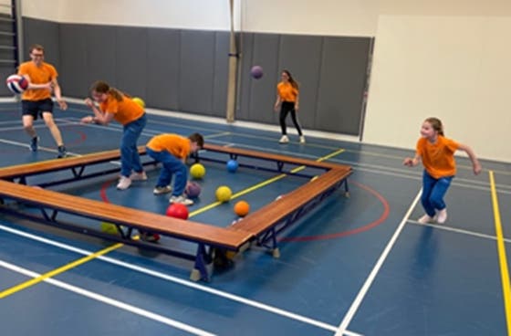 Een groep kinderen speelt met ballen