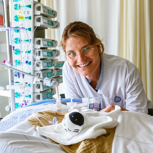 Een vrouw glimlacht naar de camera