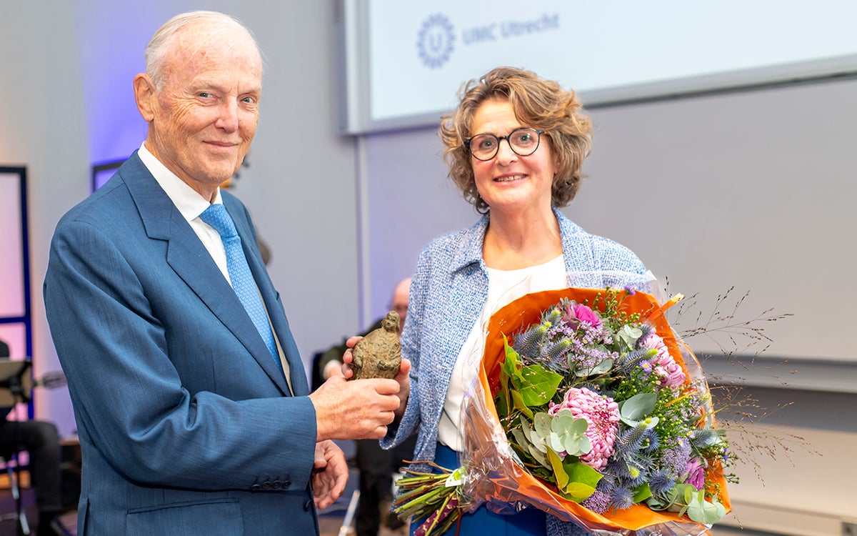 Ginette Hesselmann ontvangt Boerhaaveprijs van de heer Fentener van Vlissingen 