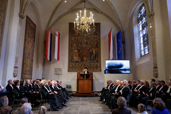 Een groep mensen in een kamer