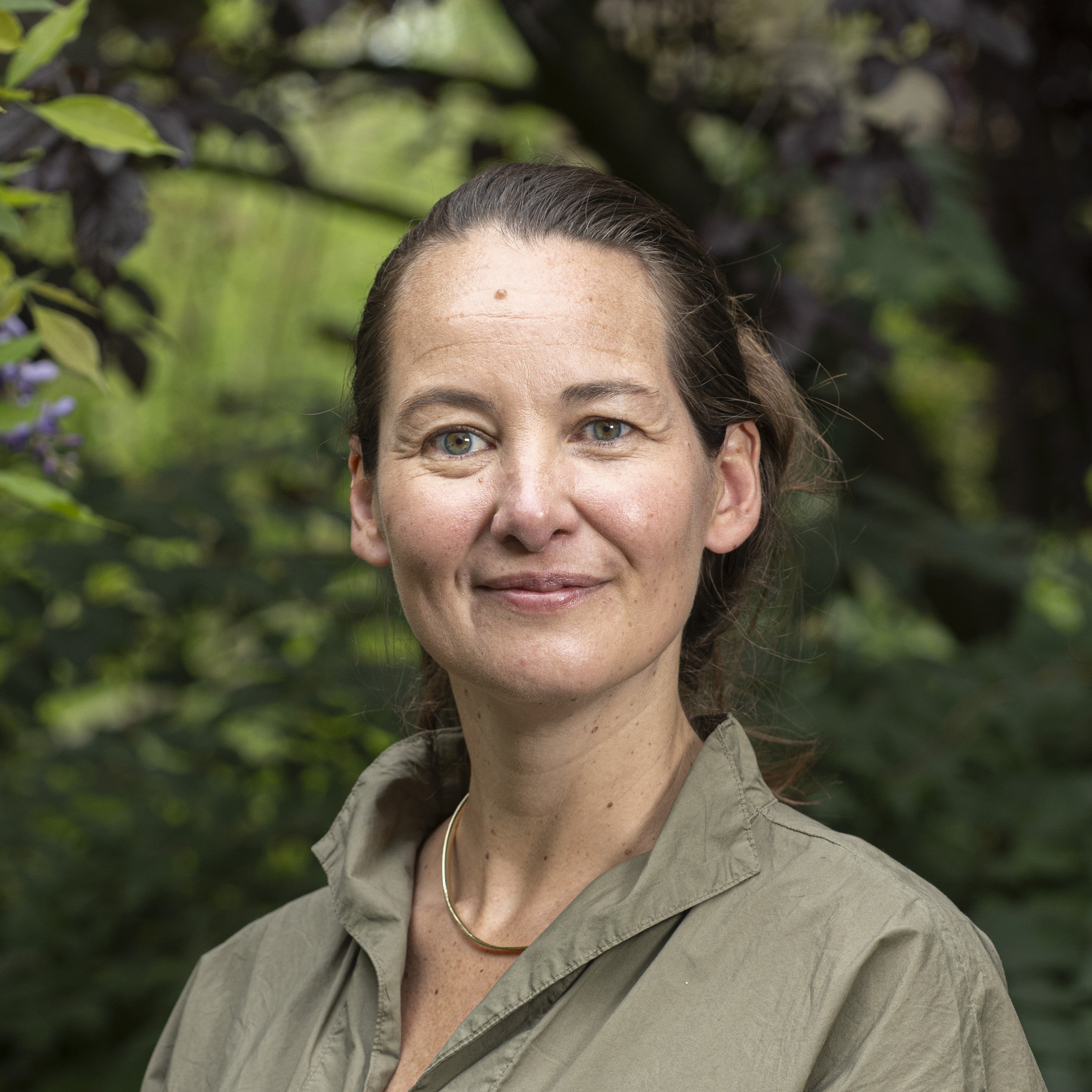 Een vrouw die glimlacht voor een foto