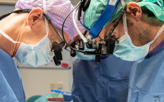 Kinderhartchirurgen tijdens een operatie