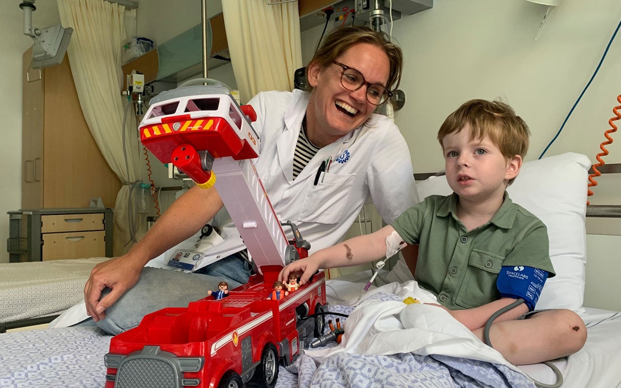 Een vrouw en een jongen in een ziekenhuisbed