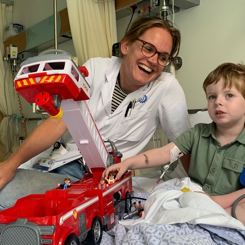 Een vrouw en een jongen in een ziekenhuisbed