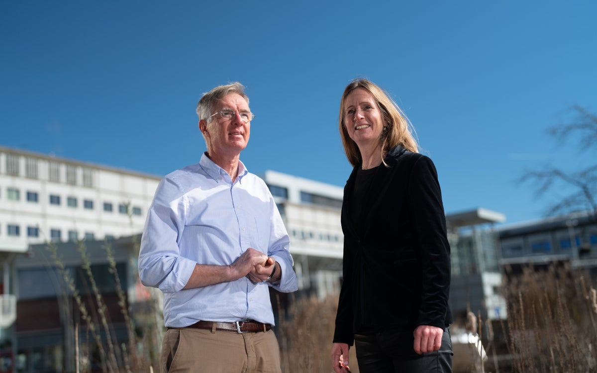 Hans van Delden en Rieke van der Graaf staan voor het UMC Utrecht.