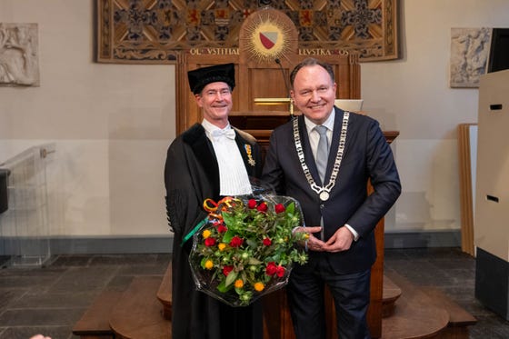 Ronald Bleys met zijn koninklijke onderscheiding, samen met Ap Reinders, burgemeester van de gemeente Stichtse Vecht