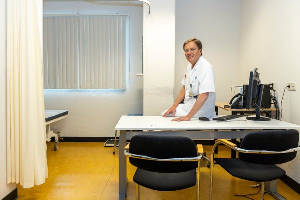 Cardioloog Maarten Jan Cramer op zijn polikamer.