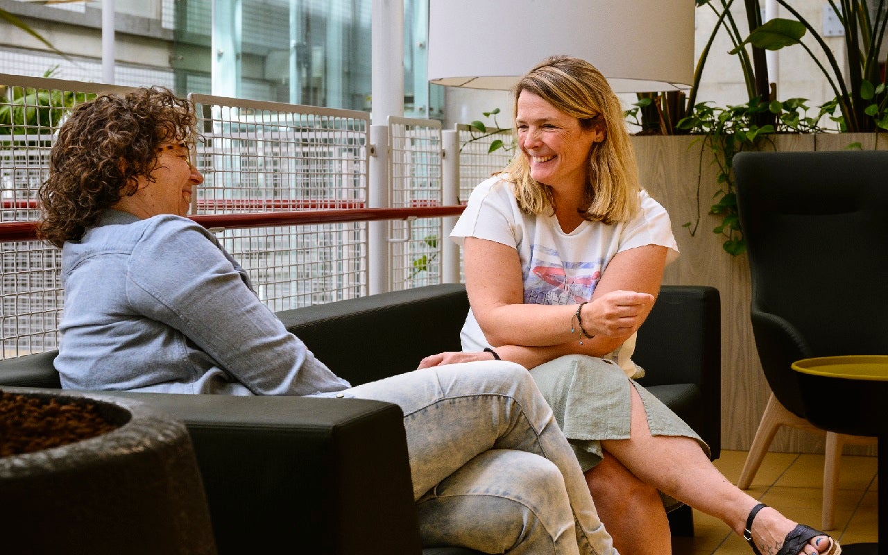 Twee vrouwen in gesprek