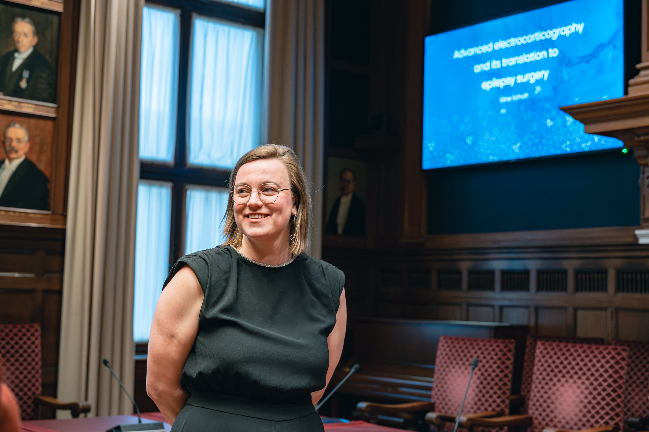 Eline Schaft in een zwarte jurk