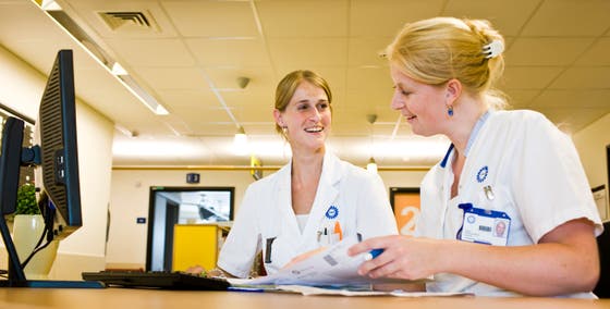 Arts en verpleegkundige in overleg
