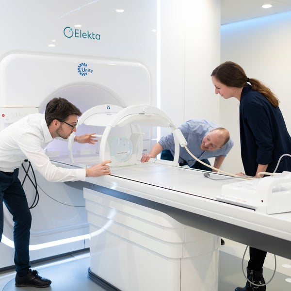 Jonge onderzoekers bij MR-linac