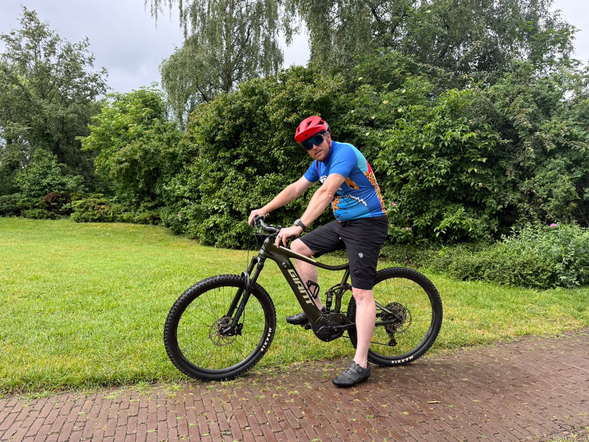 Martijn op een fiets