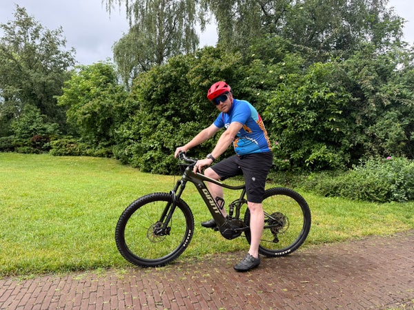 Martijn op een fiets